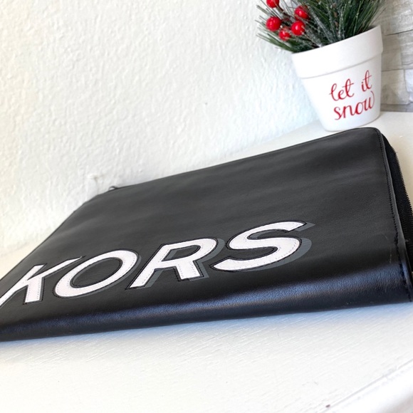 Michael Kors Gifting Zip Tech Organizer - Picture 2 of 7